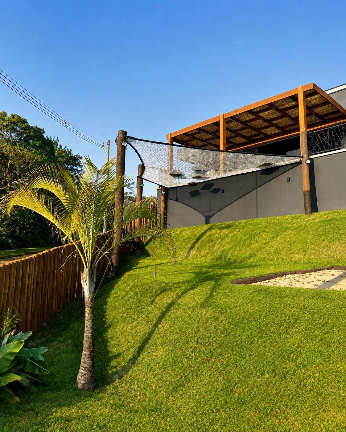 Rede suspensa instalada em quintal com área verde