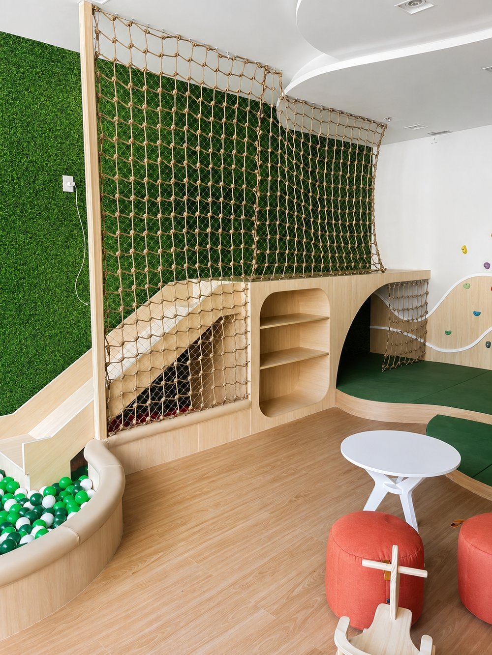 Brinquedoteca residencial com piscina de bolinhas e parede de escalada